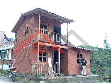 modelo de casa en dos niveles prefabricada, ideal para una familia mediana