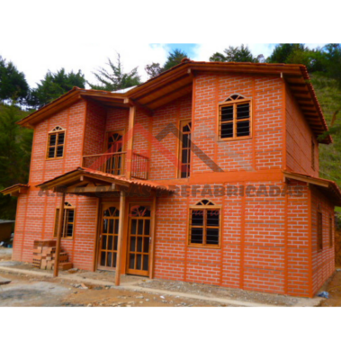Casa prefabricada dos niveles con puertas especiales