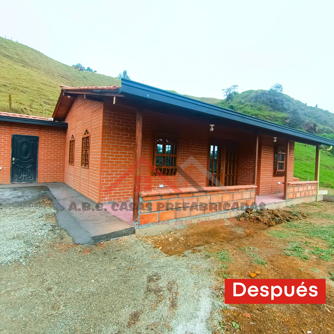 Foto después de la construcción de casa prefabricada sobre lote