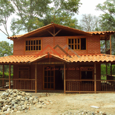 Casa de dos niveles en prefabricado, con puertas y ventanas personalizadas
