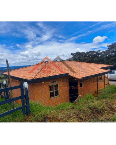 Casa prefabricada 1 nivel con techo a 4 aguas, con canoas incluidas